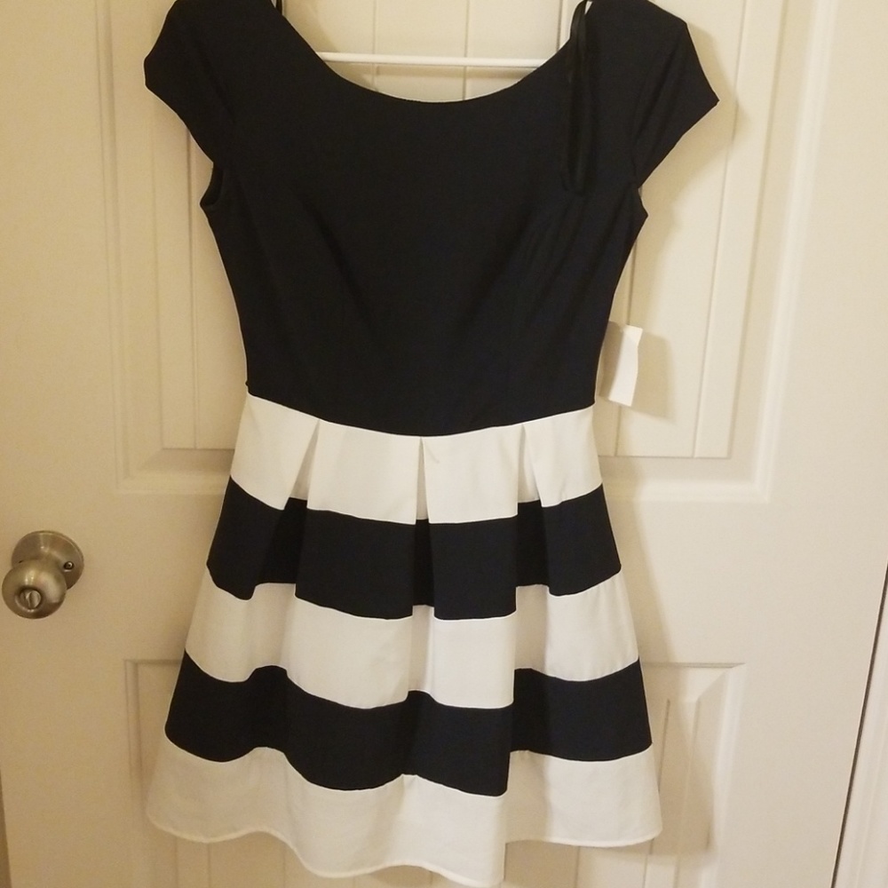 Dress - Picture 4 of 4
